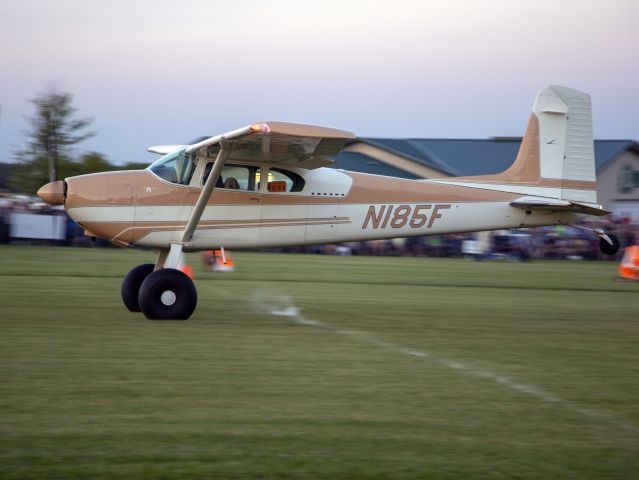 Cessna Skywagon (N185F) - STOL competition at OSH18. 24 JUL 2018.