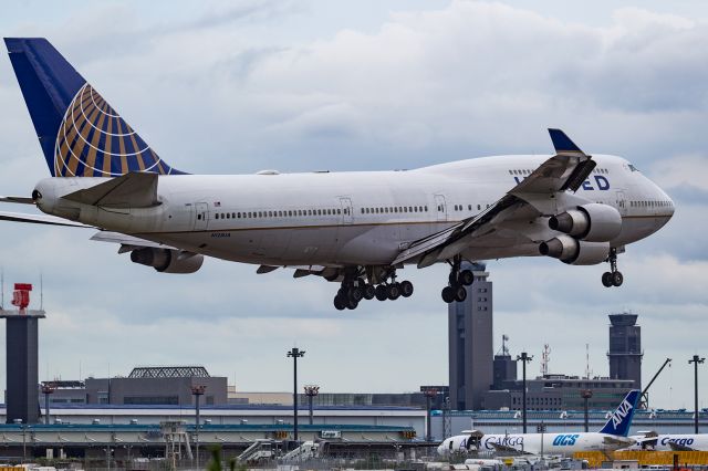 Boeing 747-400 (N128UA)