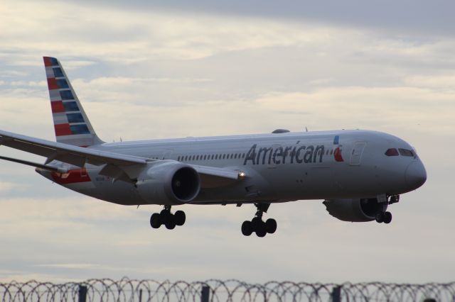 Boeing 787-9 Dreamliner (N835AN) - An American Airlines B787-9 on final approach into LHR, landing on runway 27R.br /br /Location: Northern Perimiter Road (LHR), beside runway 27R.br /Date: 21.08.22 (dd/mm/yy).