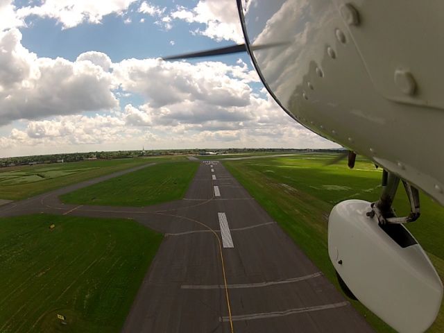 Cessna Skyhawk (C-FDDC) - Takeoff 24L