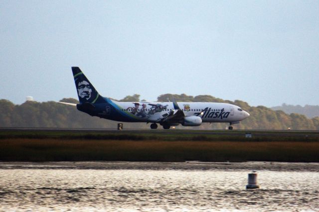 Boeing 737-800 (N589AS) - EWR weather diversion on 9/23/21.