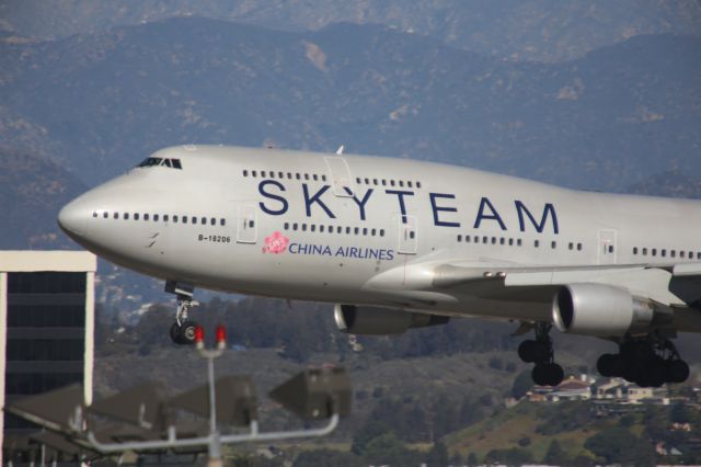 Boeing 747-400 (B-18206)