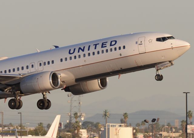 Boeing 737-800 (N35204)