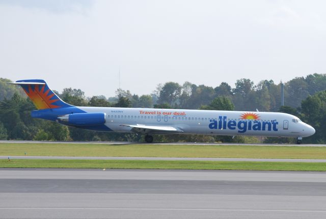 McDonnell Douglas MD-83 (AAY4601) - (N422NV) arriving runway 20 at KJQF from KSFB to pick-up the Davidson College Wildcats football team and take them to KDSM to play the Drake Bulldogs. Davidson lost to Drake 51-14. - 10/10/14