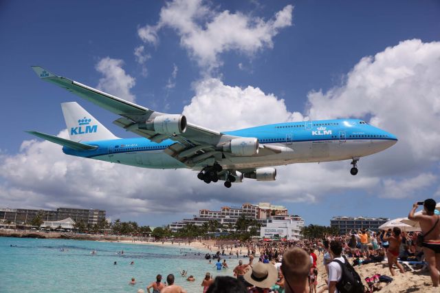 Boeing 747-400 (PH-BFA) - Maho beach le 5-04-2016