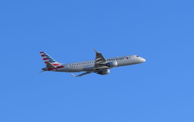Embraer ERJ-190 (N946UW)