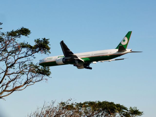 BOEING 777-300ER (B-16716)