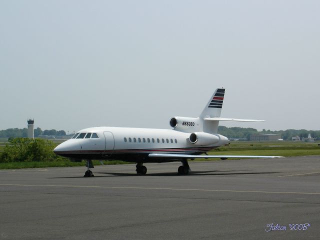 Dassault Falcon 900 (N660BD) - These business size Tri-Jets mimick there larger commercial counterparts with many of the same features and amenities.  This bird photographed in Spring of 2005.