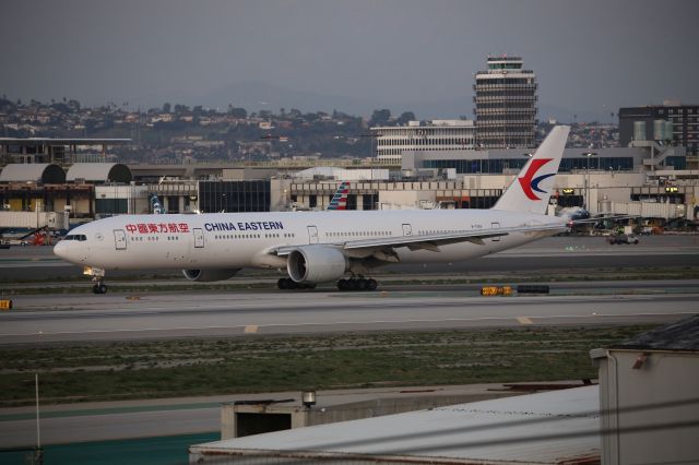 BOEING 777-300 (B-7369)