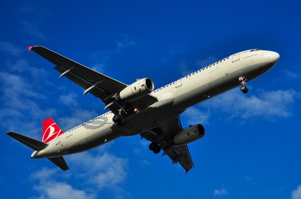 Airbus A321 (TC-JRM) - Approaching Rwy16L LTBJ