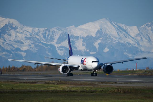 Boeing 777-200 (N878FD)