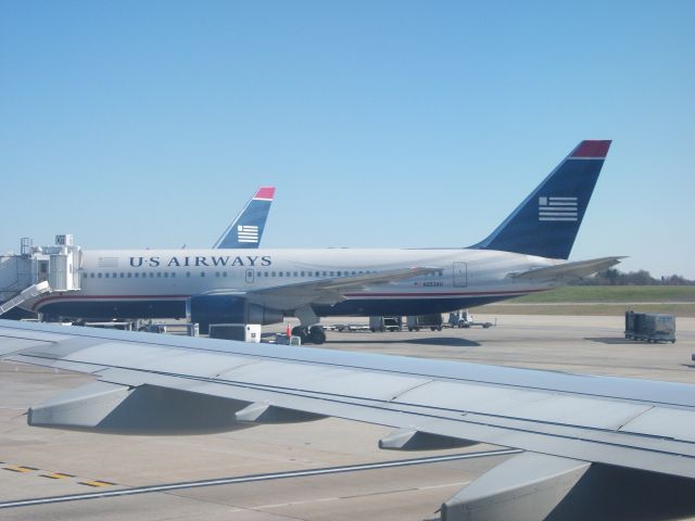 BOEING 767-200 (N252AU) - Taken from an Airbus A321, This 767 was boarding for Cancun