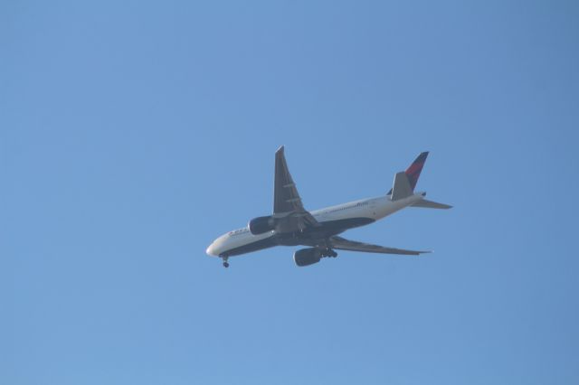 Boeing 777-200 (N705DN) - APPROACH 24R KLAX