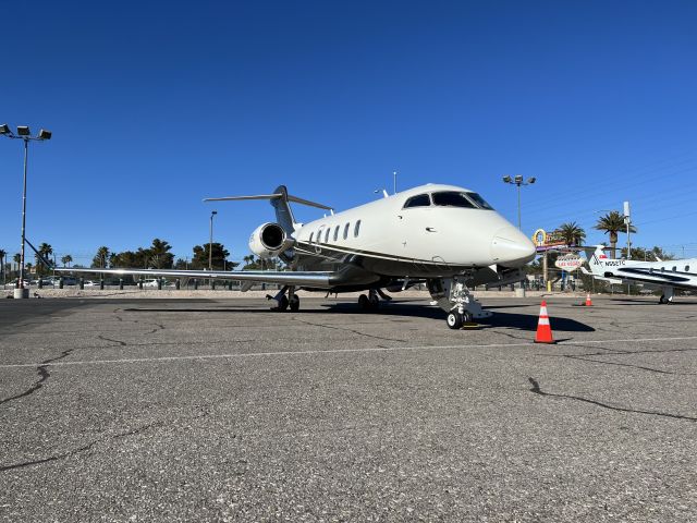 Bombardier Challenger 300 (N576FX)