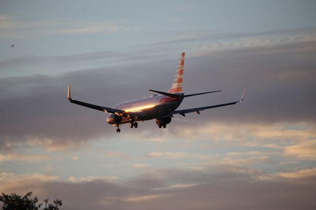 Boeing 737-800 (N966NN)