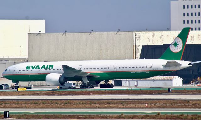 BOEING 777-300 (B-16723)