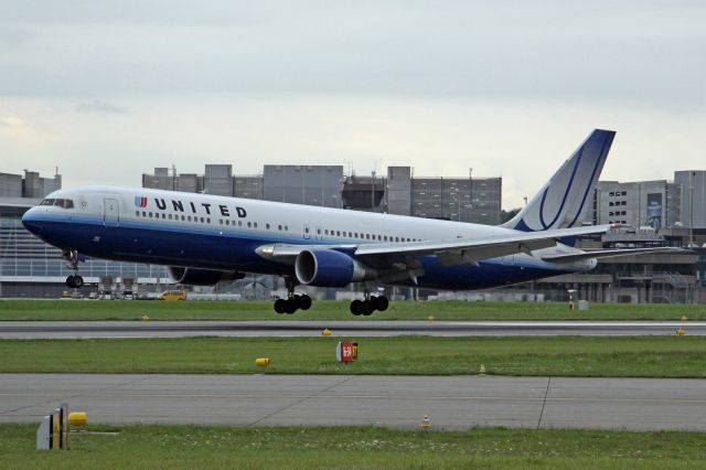 BOEING 767-300 (N652UA)