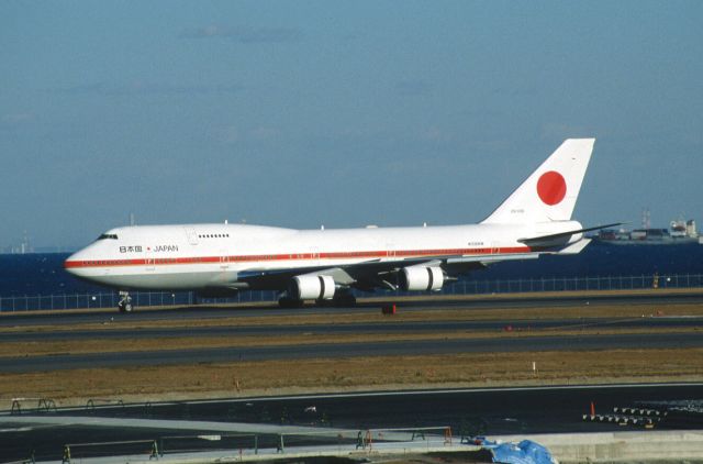 Boeing 747-400 (20-1101) - Landing at Tokyo-Haneda Intl Airport Rwy34R on 2001/01/06