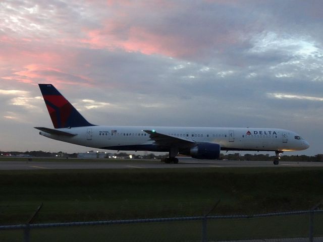 Boeing 757-200 (N678DL)