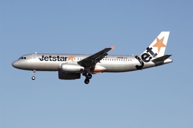 Airbus A320 (JA06JJ) - Final Approach to Narita Intl Airport Rwy34L on 2012/12/11