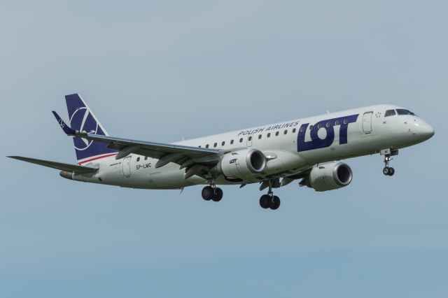 Embraer ERJ-190 (SP-LMC) - WAW SPOTTING
