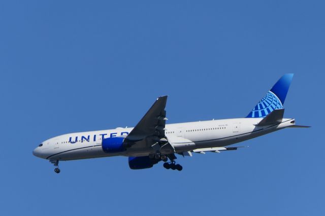 Boeing 777-200 (N210UA)