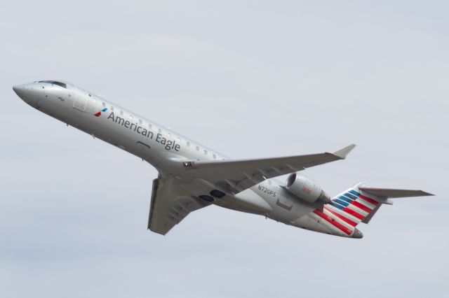 Canadair Regional Jet CRJ-700 (N720PS) - Blue Streak 5033 departing CVG's runway 36R.