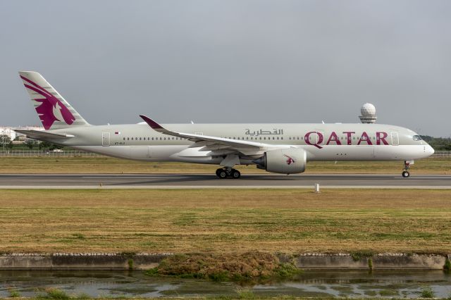 Airbus A350-900 (A7-ALU) - 8th January, 2020: Lining up on runway 19L at Bangkok's Suvarnabhumi International Airport for departure to Doha. (See http://www.planexplorer.net/Xploregallery/displayimage.php?pid=1763 )