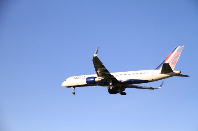 Boeing 757-200 (N553NW) - Delta 1735 cleared to land runway 28L inbound from Salt Lake City (KSLC)