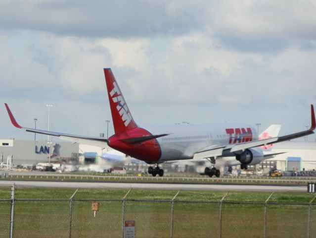 BOEING 767-300 (PT-MSO)