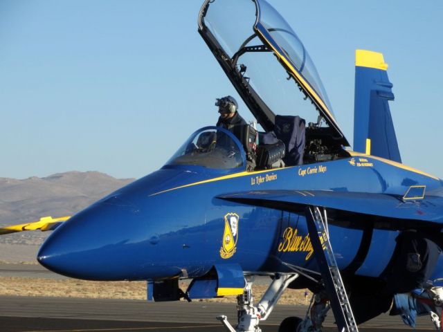 McDonnell Douglas FA-18 Hornet (16-3464)