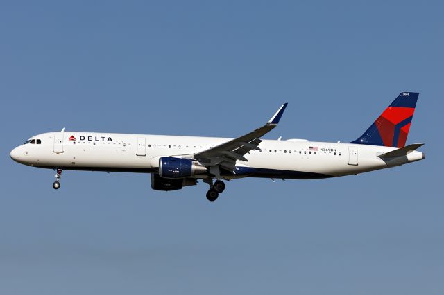 Airbus A321 (N369DN)