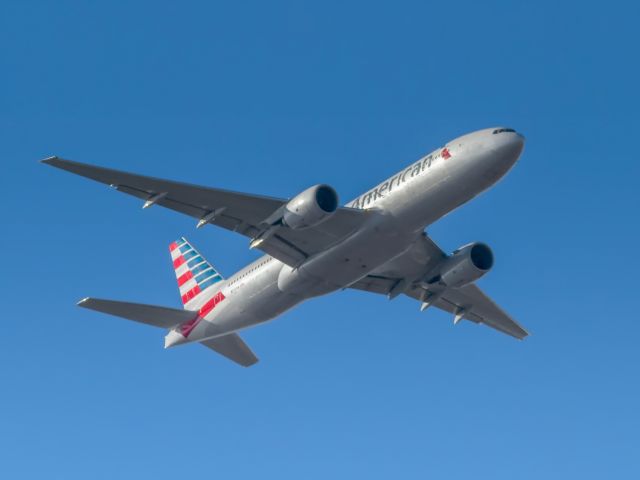 Boeing 777-200 —