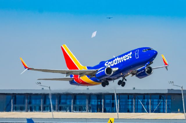 Boeing 737-700 (N7733B) - A Southwest 737-700 taking off from PHX on 2/11/23 during the Super Bowl rush. Taken with a Canon R7 and Canon EF 100-400 II L lens.