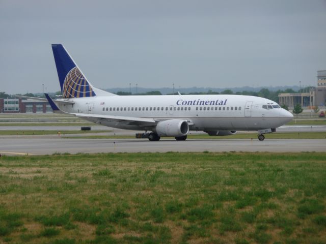 BOEING 737-300 (N14324) - Continental N14324 Taxiing for departure on 12R at KMSP on June 07, 2009.