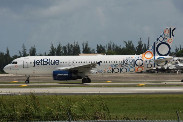 Airbus A320 (N569JB) - Blues Brother 10 anniversary livery, Taxiing in RWY 10.