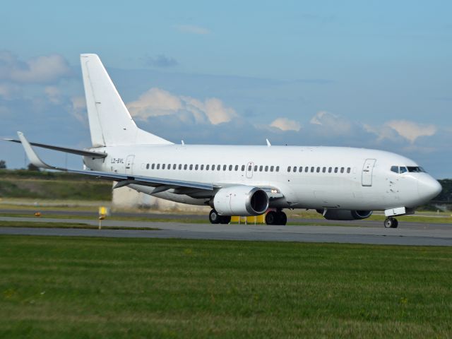 BOEING 737-300 (LZ-BVL) - Treshold 1 RWY04R