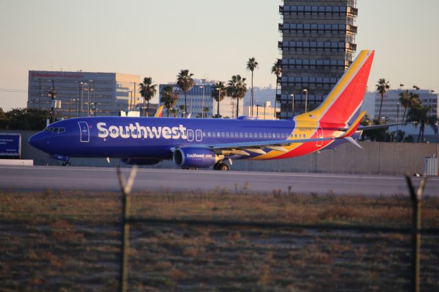 Boeing 737-800 (N8657B)