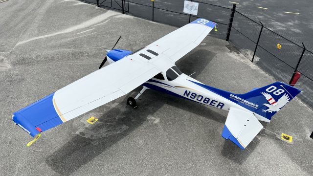 Cessna Skyhawk (N908ER)