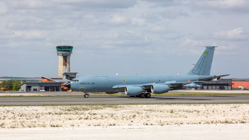 Boeing C-135B Stratolifter (F-UKCA)