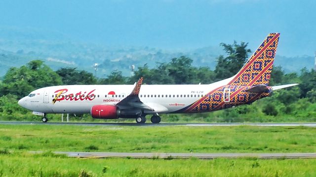 Boeing 737-800 (PK-LZW)