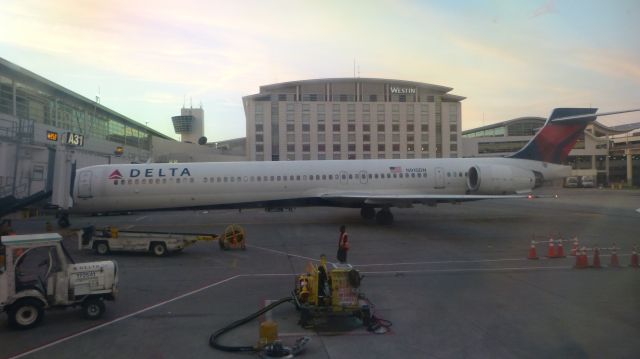 McDonnell Douglas MD-90 (N910DN) - Inbound from Denver