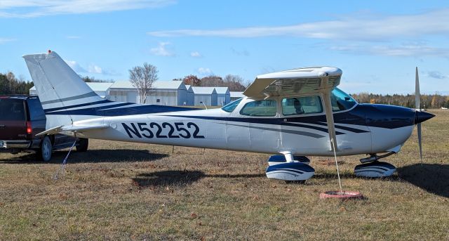 Cessna Skyhawk (N52252) - Beaver Island Welke Airport