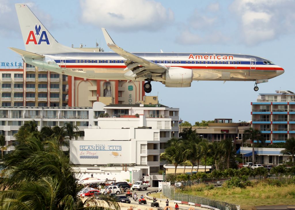 Boeing 737-800 (N873NN)