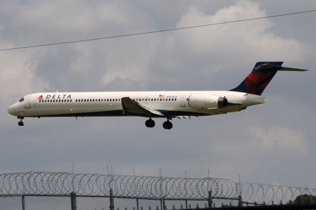 McDonnell Douglas MD-90 (N909DA)