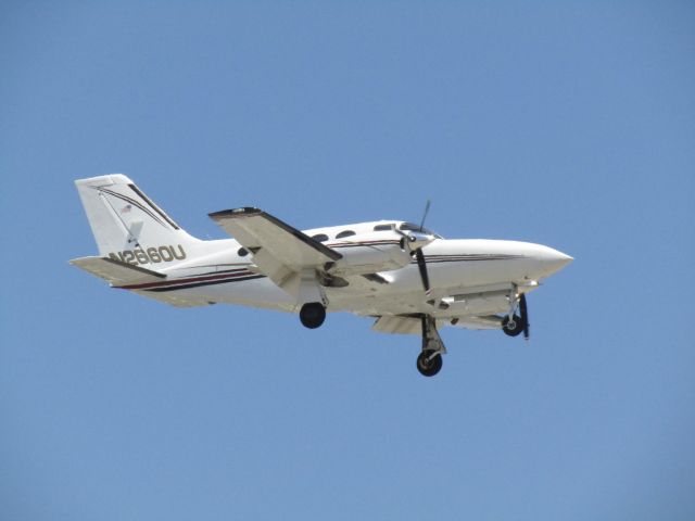 Cessna 421 (N2660U) - Landing RWY 20R