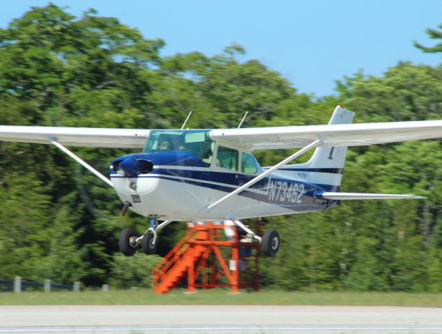 Cessna Skyhawk (N73462) - Taking off from Mackinac Island enroute back to Ludington.