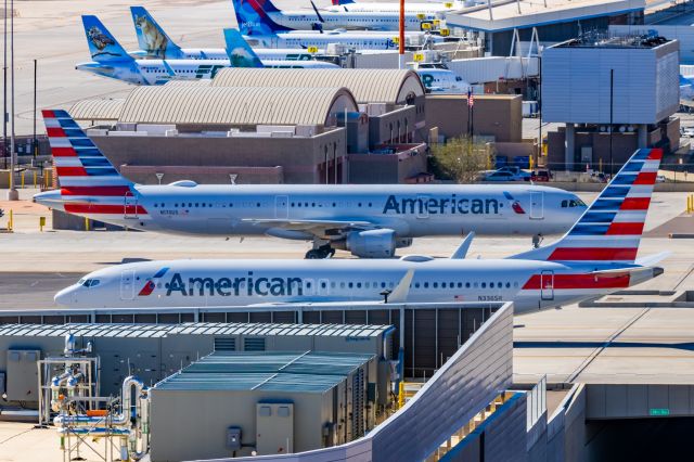 Boeing 737 MAX 8 (N336SR) - An American Airlines 737 MAX 8 taxiing at PHX on 2/9/23 during the Super Bowl rush. Taken with a Canon R7 and Tamron 70-200 G2 lens.