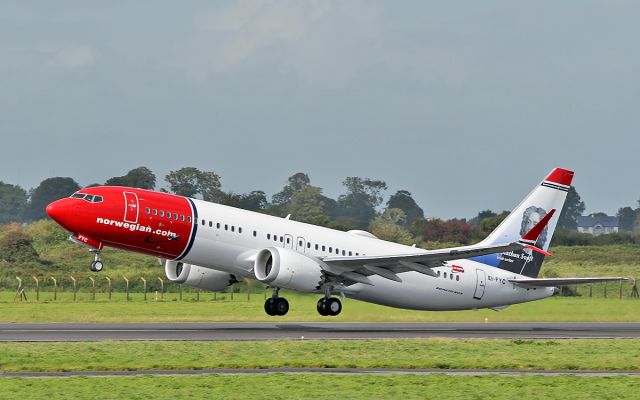 Boeing 737-700 (EI-FYC) - norwegian b737max -8 ei-fyc dep shannon 11/9/17.