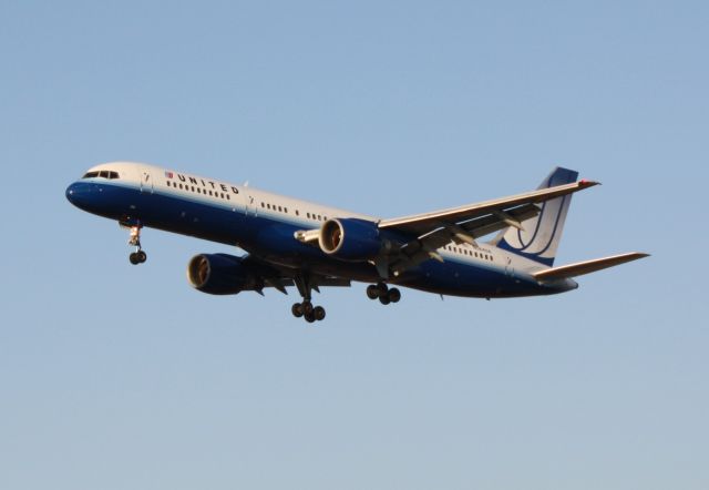 Boeing 757-200 (N564UA) - Boeing 757-200 landing on runway 27R at Philadelphia International airport, with the reflection of the setting sun on the nose